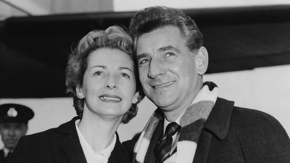 Leonard Bernstein and Felicia Montealegre, arrive in London in 1959.