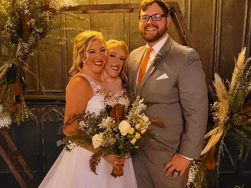 douxnews-lifestyle-Conjoined-twin-Abby-Hensel-got-married-in-a-2021-wedding-ceremony-The-Business-Standard.webp 