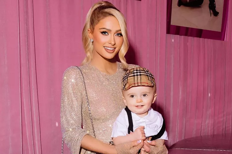 douxnews-lifestyle-Paris-Hilton-and-son-Phoenix-1.webp 