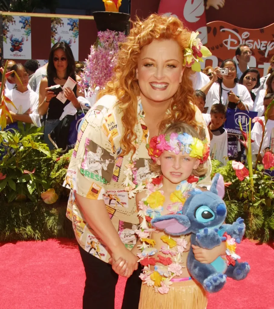 douxnews-lifestyle-Wynonna-Judd-and-her-daughter-Grace-at-the-2002-premiere-of-Lilo-and-Stitch.webp